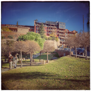 Gebäude auf einem Berg in Tiflis.