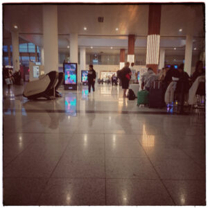 Warteraum am Flughafen Tiflis.
