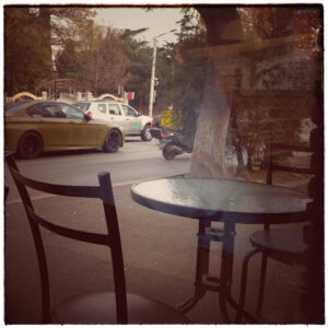 Blick vom Café auf die Straße.