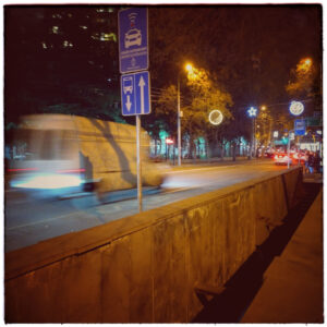 Straße in Tiflis bei Nacht.